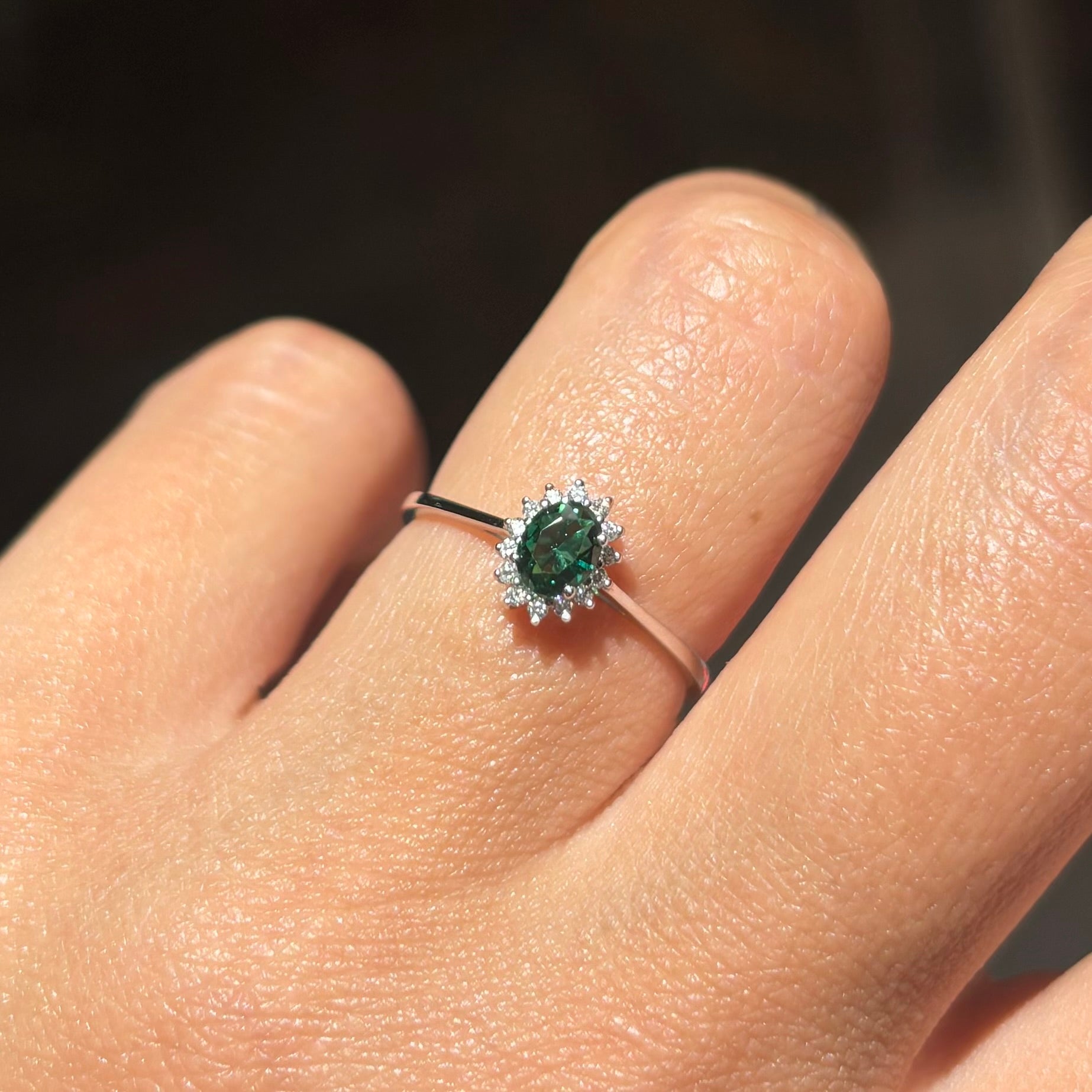 Дамски златен пръстен със зелен камък - смарагд и диаманти